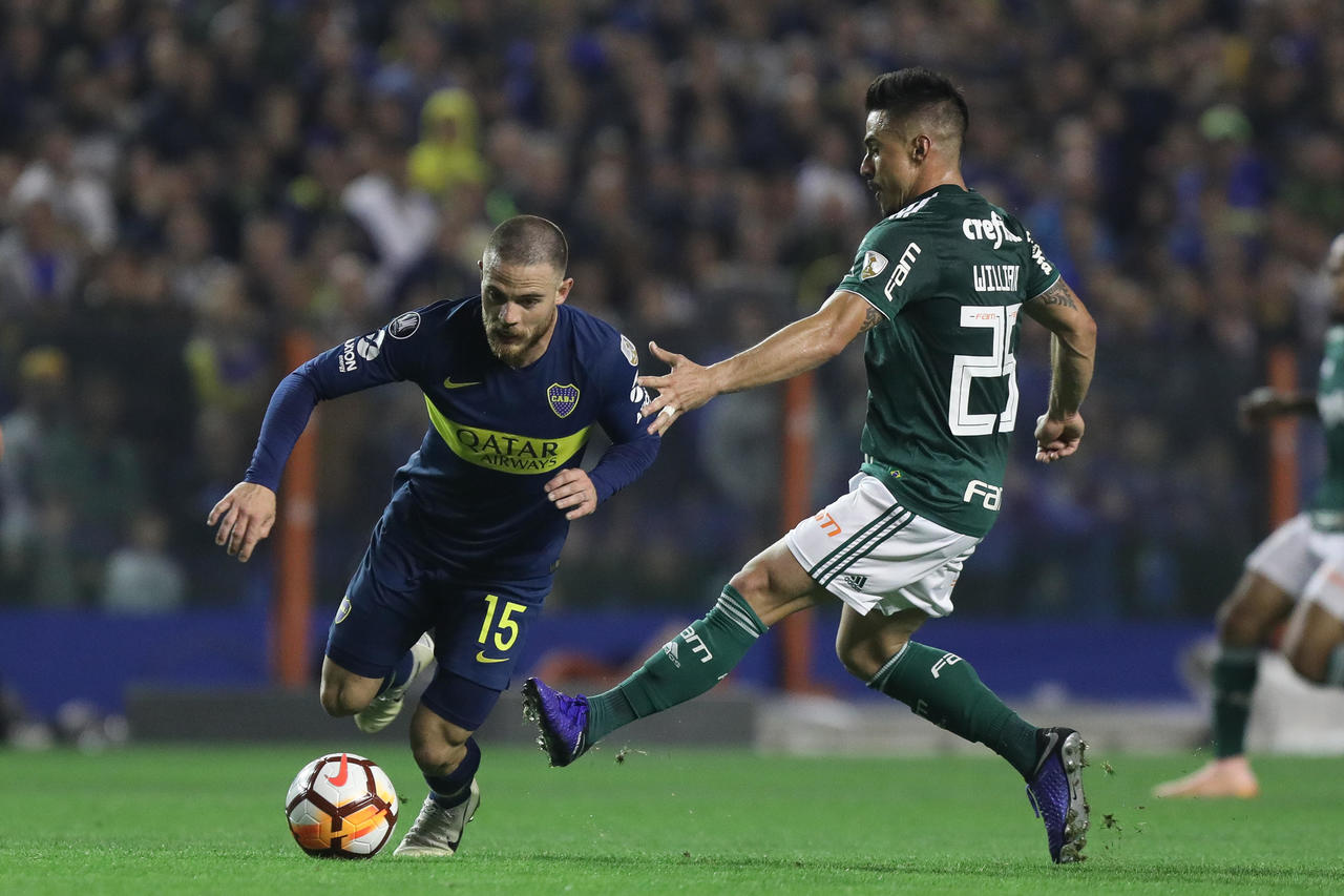 Willian (d) de Palmeiras disputa el balón con Nahitan Nández (i) de Boca Juniors, durante el partido de ida.