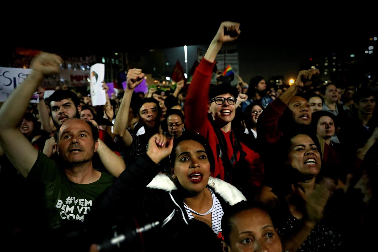 Protesta. Cientos de brasileños se manifestaron ayer contra el presidente electo, a quien le exigen respeto a la democracia. (EFE)