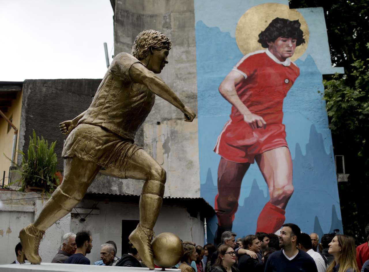 La estatua de Maradona fue inaugurada ayer con motivo del cumpleaños 58 del astro argentino.