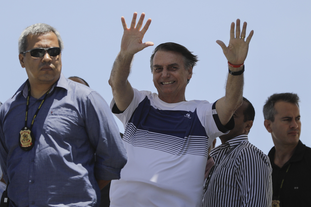 Presente. Jair Bolsonaro fue captado en una exhibición de aviones ayer en Río de Janeiro. (AP)