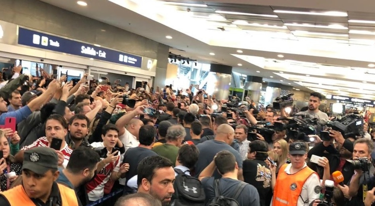 Cientos de aficionados del River Plate recibieron a los jugadores a su llegada a Argentina, tras obtener su pase a la final de la Libertadores. .