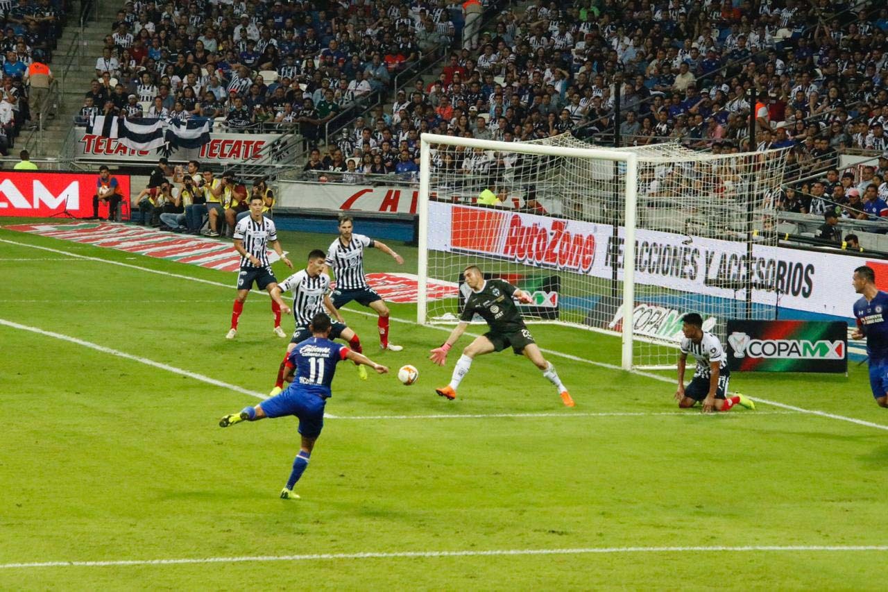 Elías Hernández anotó el primer gol al minuto 34.