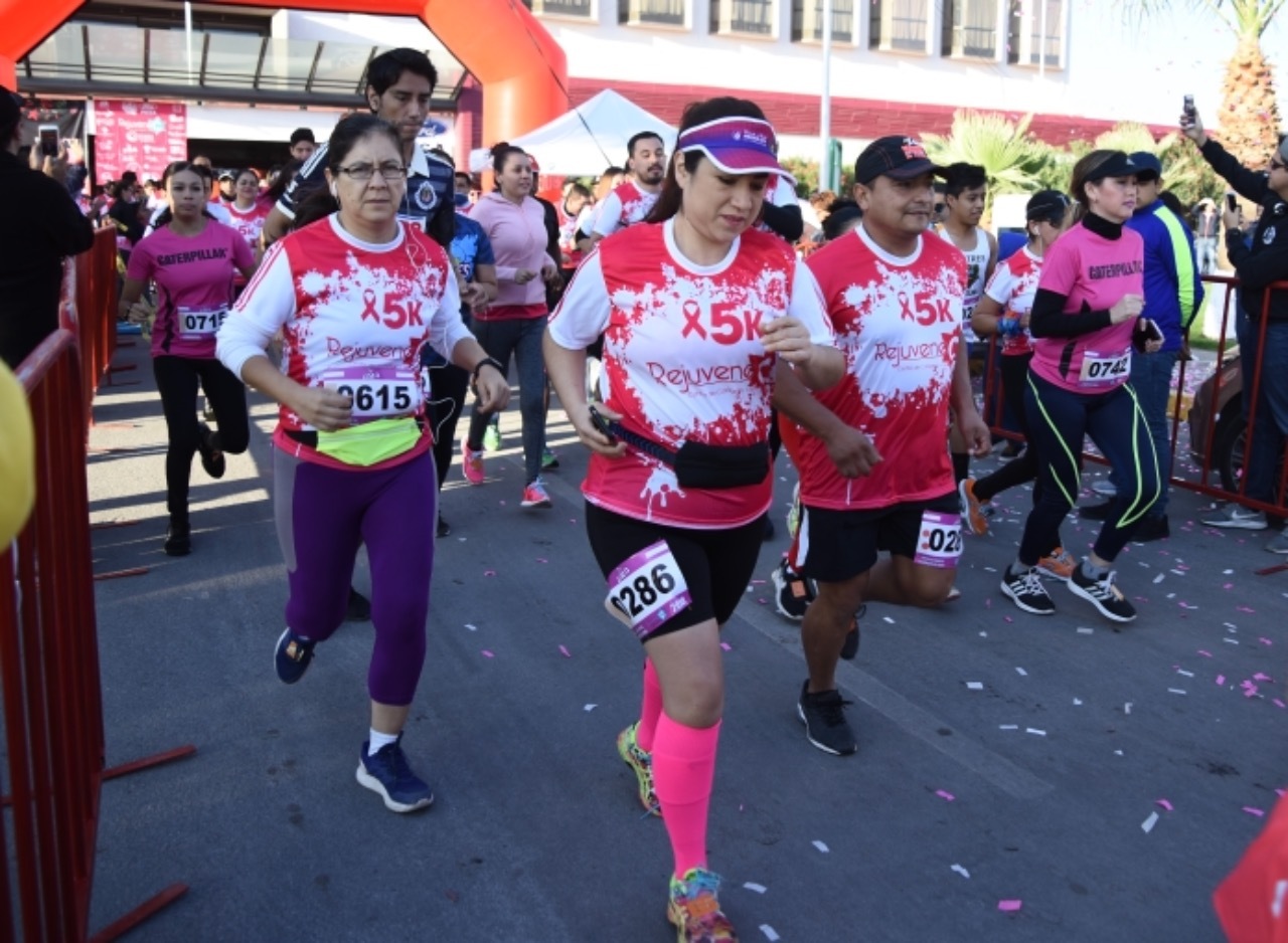 Damas y caballeros se unieron en esta llamativa y amigable 'carrera rosa' al sur de Torreón.