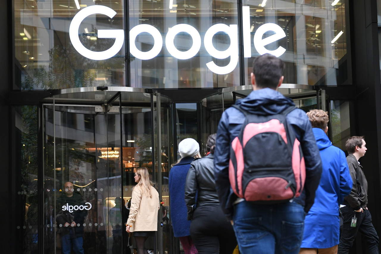 Bajo el hastag #GoogleWalkout la información de los paros se disemina por las redes sociales, donde también comienzan a aparecer fotografías de sus trabajadores reunidos en protesta a las afueras de las oficinas. (AP) 