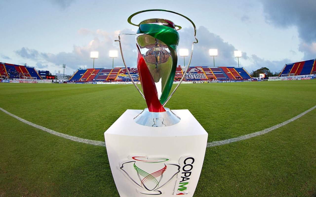 El trofeo que entrega la Federación Mexicana de Futbol por ser ganador de la Copa MX. (Especial)