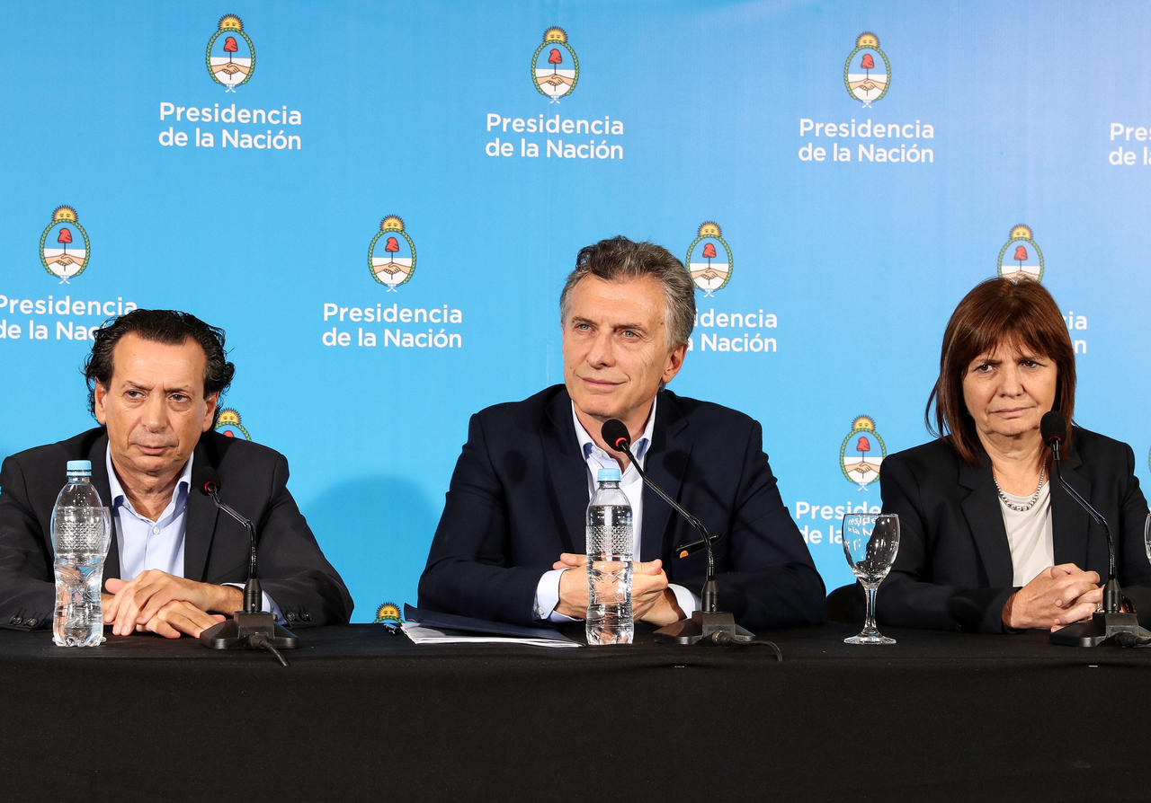 El ministro argentino de Producción, Dante Sica; el presidente, Mauricio Macri, y la ministra de Seguridad, Patricia Bullrich, en rueda de prensa ayer.