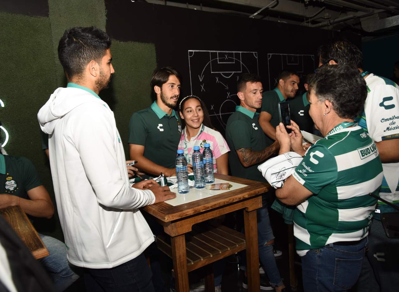 Los jugadores de los Guerreros firmaron gustosos las playeras de los aficionados.