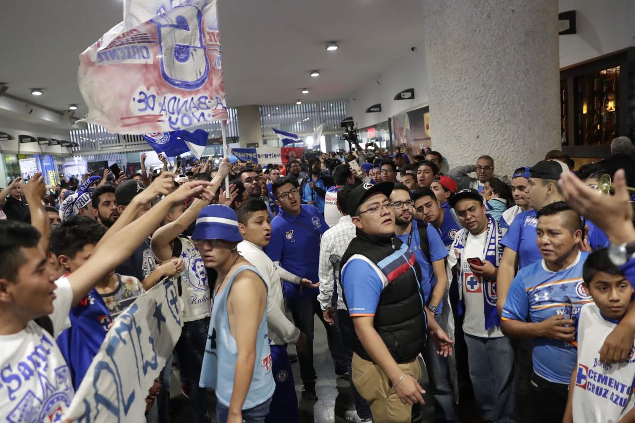 Aficionados del Cruz Azul se dieron cita ayer en el Aeropuerto Internacional de la Ciudad para recibir a los jugadores de la Máquina.