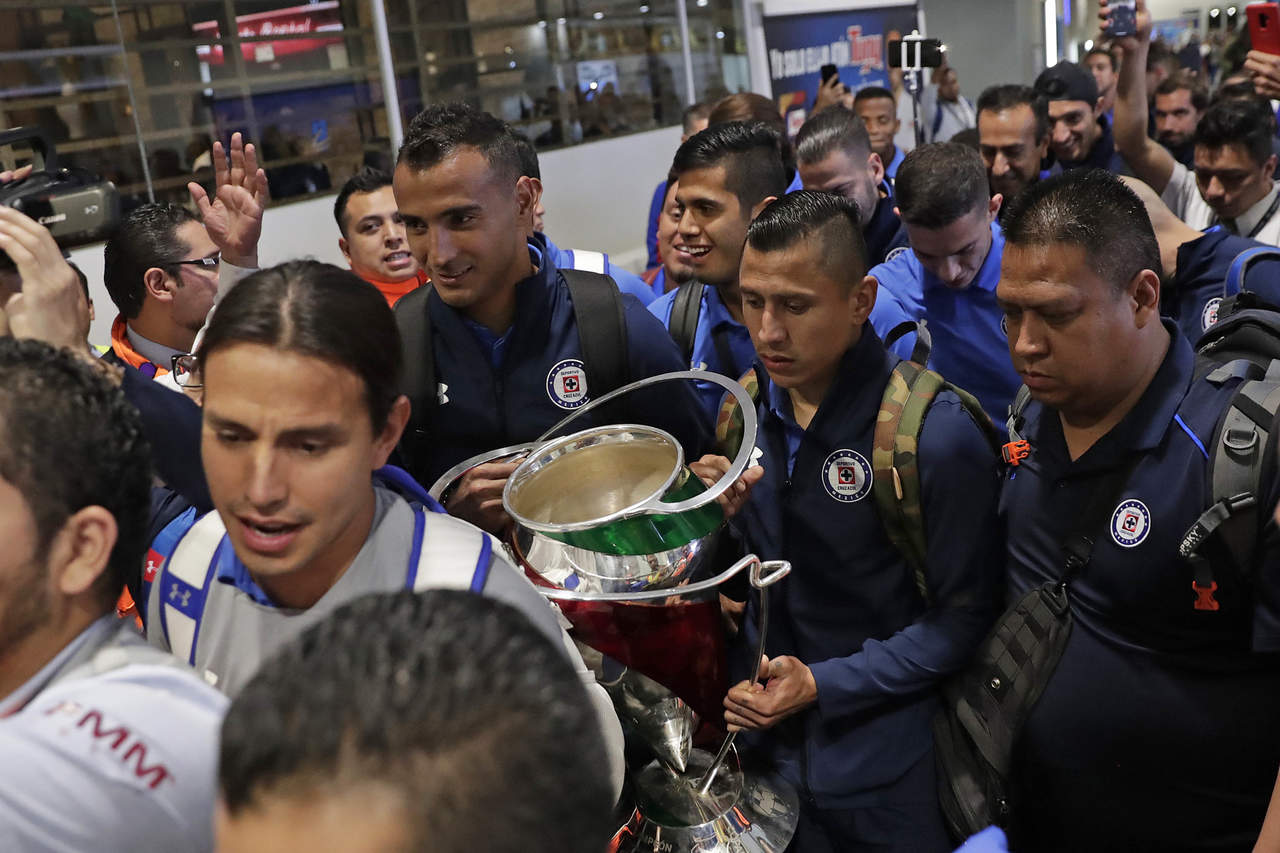 La Copa MX fue custodiada por todos los jugadores en su salida del Aeropuerto Internacional de la Ciudad de México.