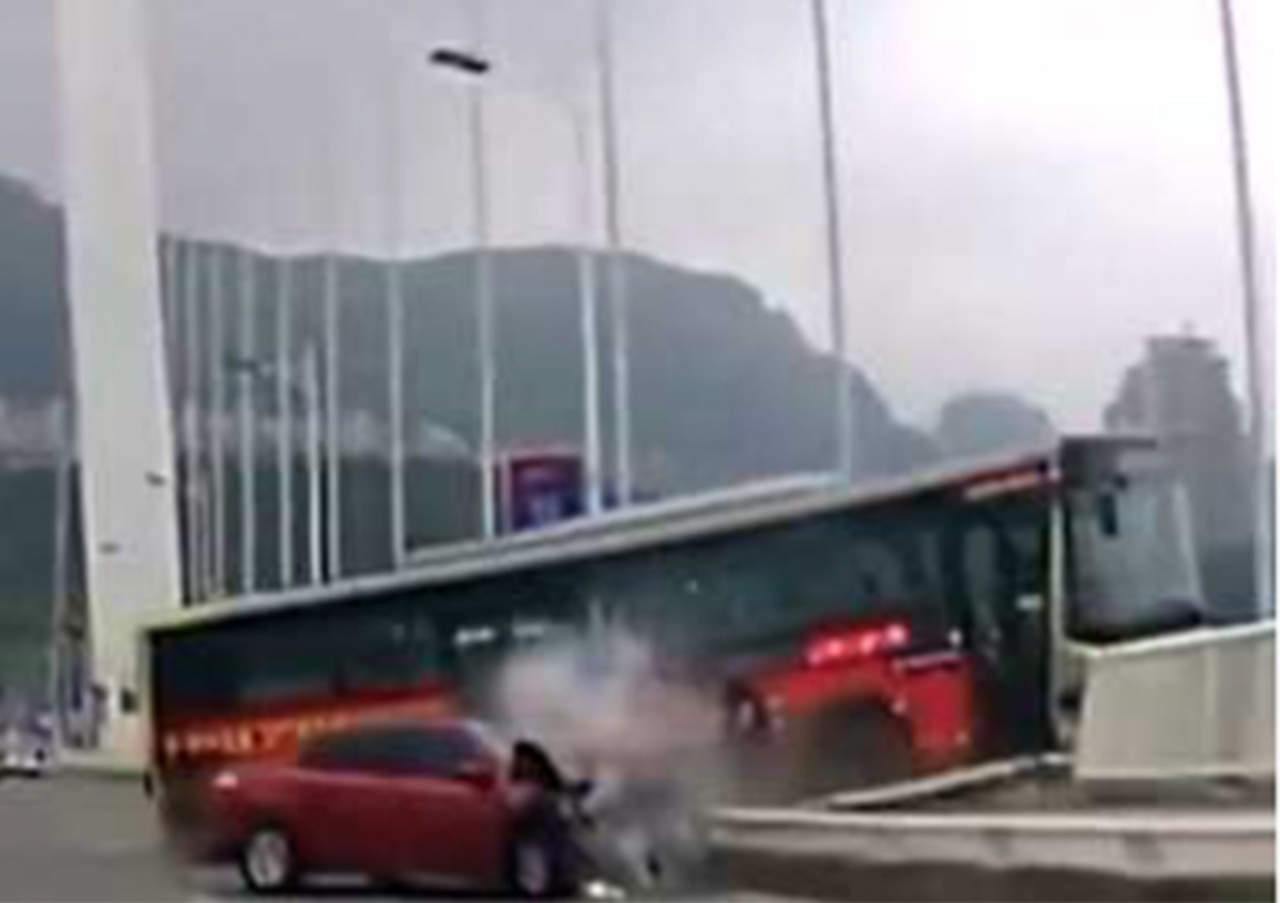 Mujer agrede a chofer de autobús y cae desde puente