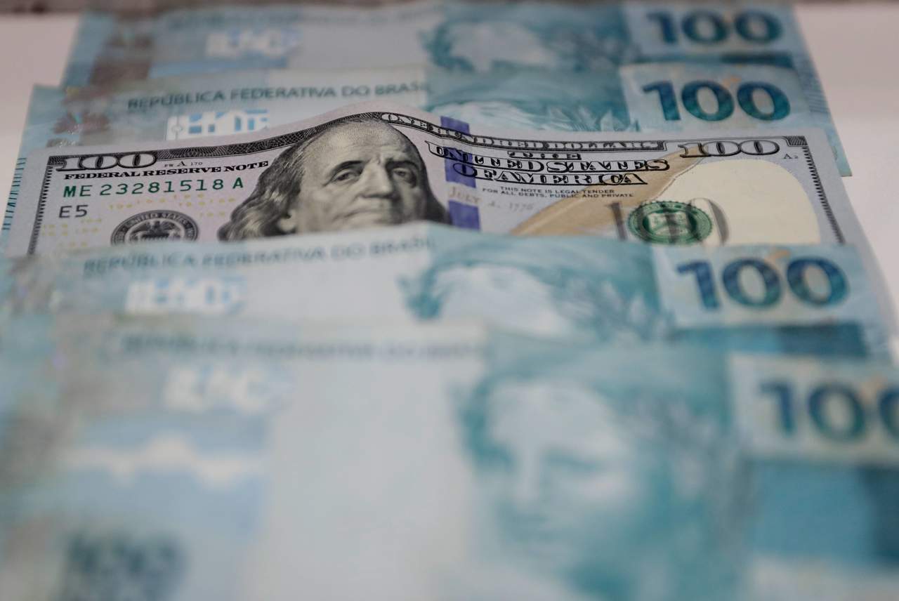 El dólar estadounidense se vendía hoy viernes en 20.05 pesos promedio y en 18.37 pesos a la compra en casas de cambio ubicadas en el Aeropuerto Internacional 'Benito Juárez' de la Ciudad de México. (ARCHIVO)