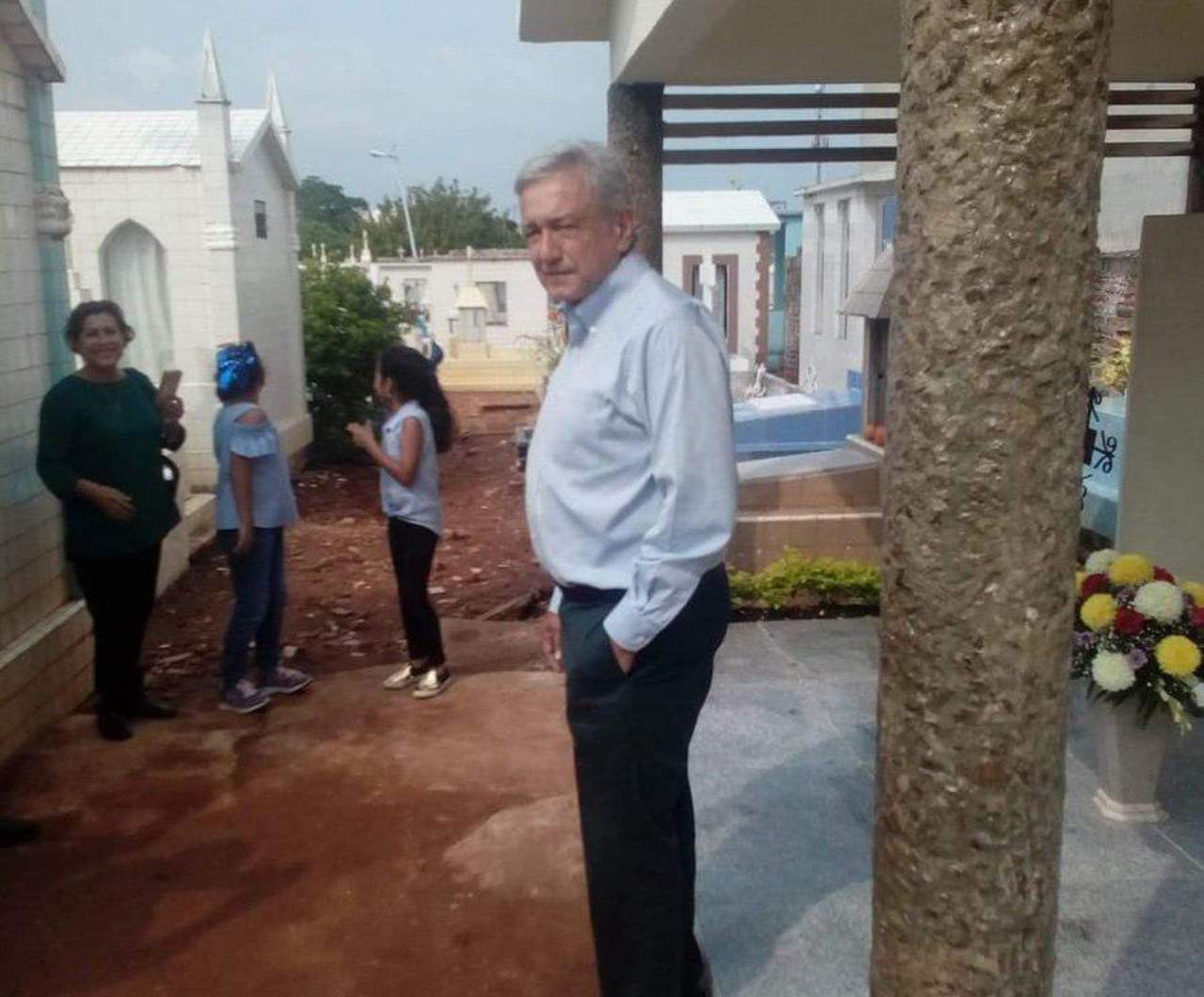 El presidente electo, Andrés Manuel López Obrador, arribó a Villahermosa, Tabasco, para visitar a sus difuntos que están enterrados en el panteón estatal. (ESPECIAL) 
