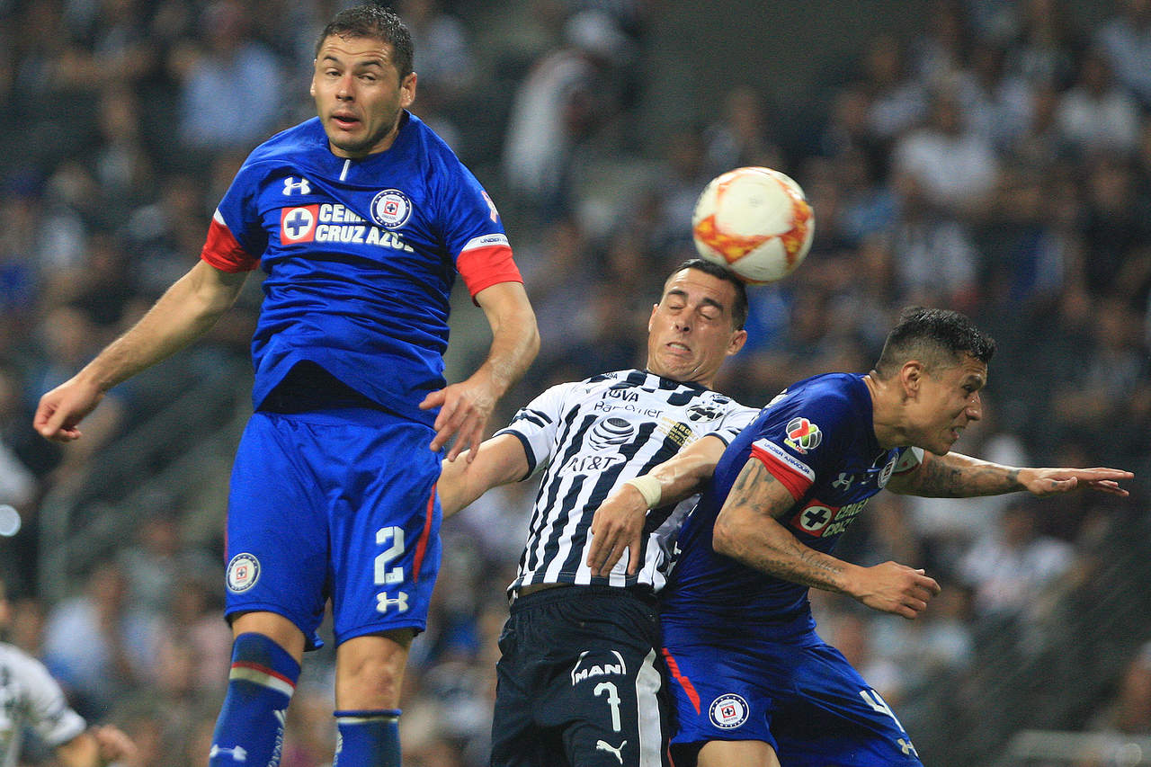 El paraguayo Pablo Aguilar (i) disputa un balón contra Rogelio Funes Mori (c) en la final de Copa MX. (Jam Media)