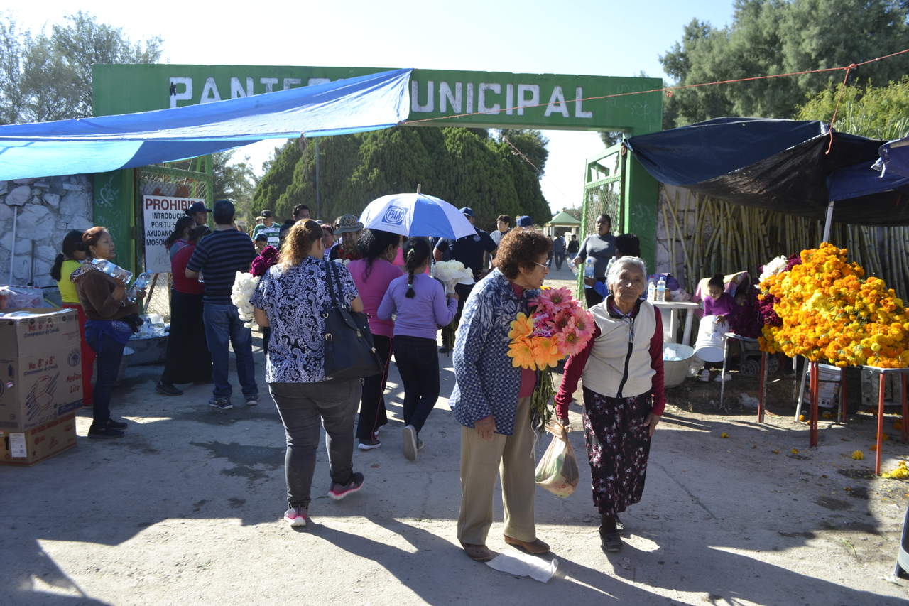 Celebran gomezpalatinos a sus difuntos en el panteón municipal