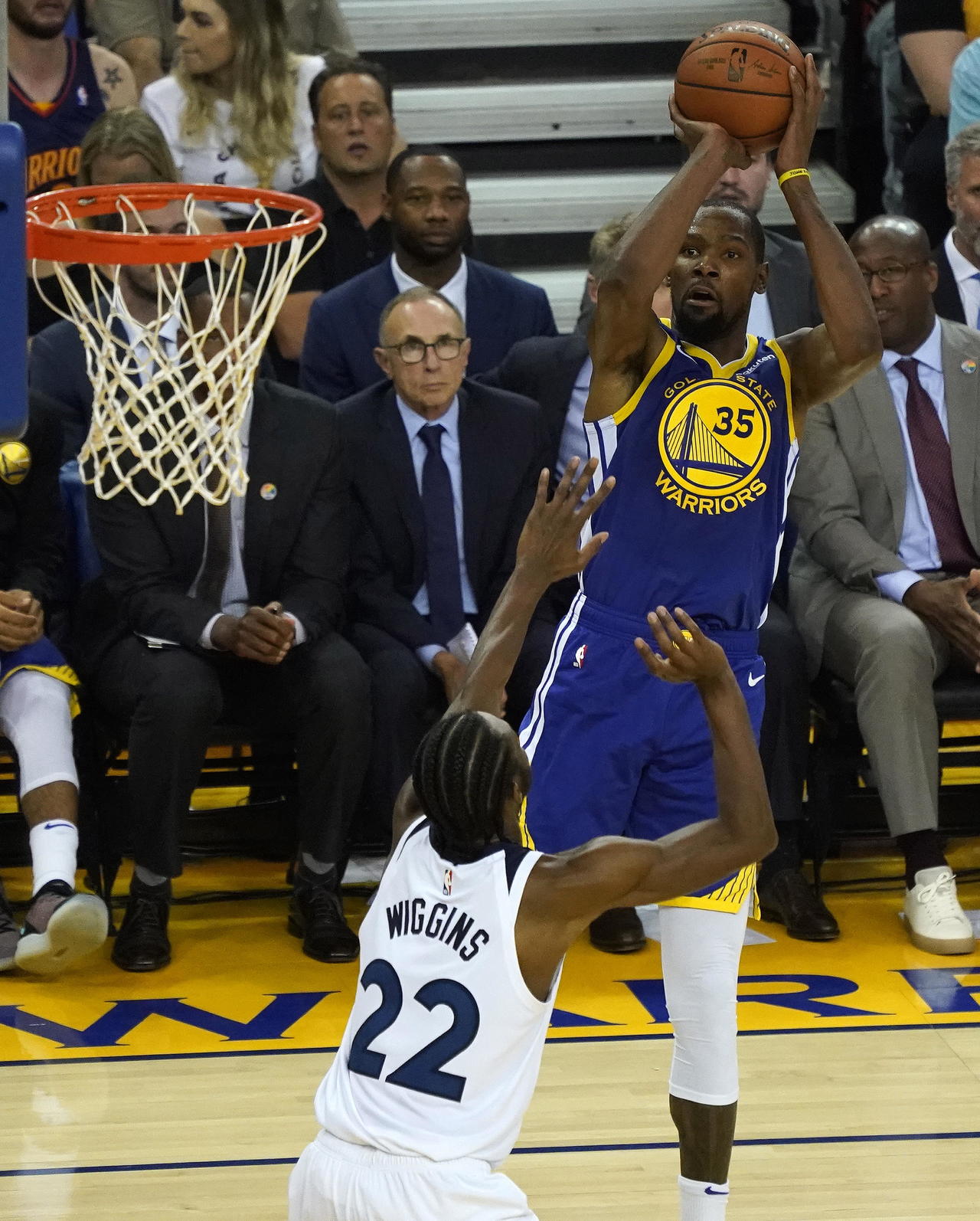 Kevin Durant anotó 33 puntos y bajó 13 rebotes en la victoria de los Warriors 116-99 sobre los Timberwolves de Minnesota.