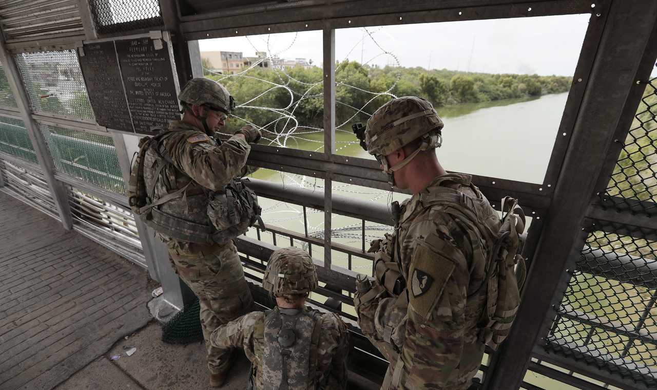 Impiden. Las tropas llegadas a la frontera pusieron alambre de púas en el puente McAllen-Hidalgo.