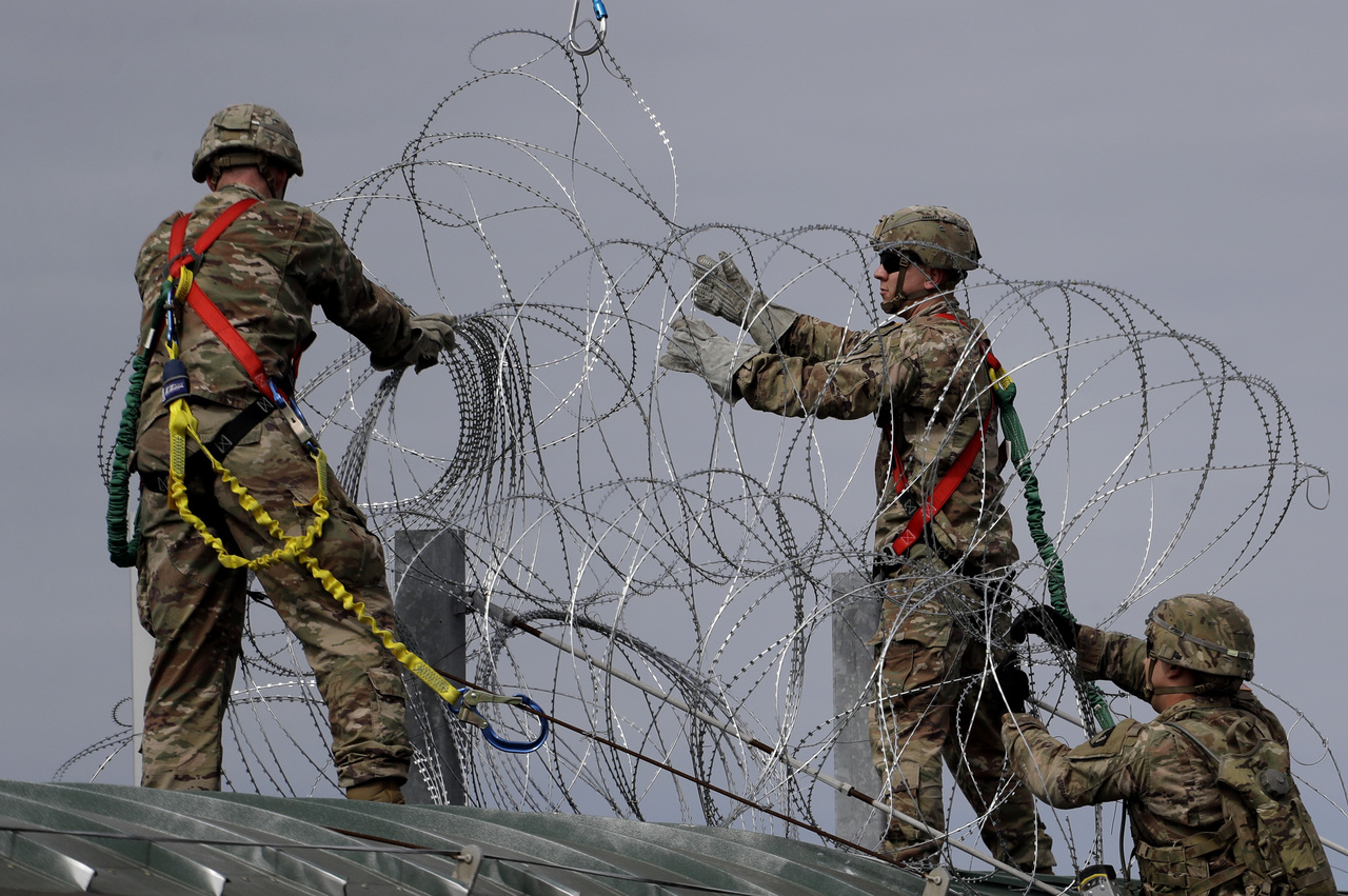 Reforzada. Militares de Estados Unidos colocaron una concertina para asegurar el paso del puente.
