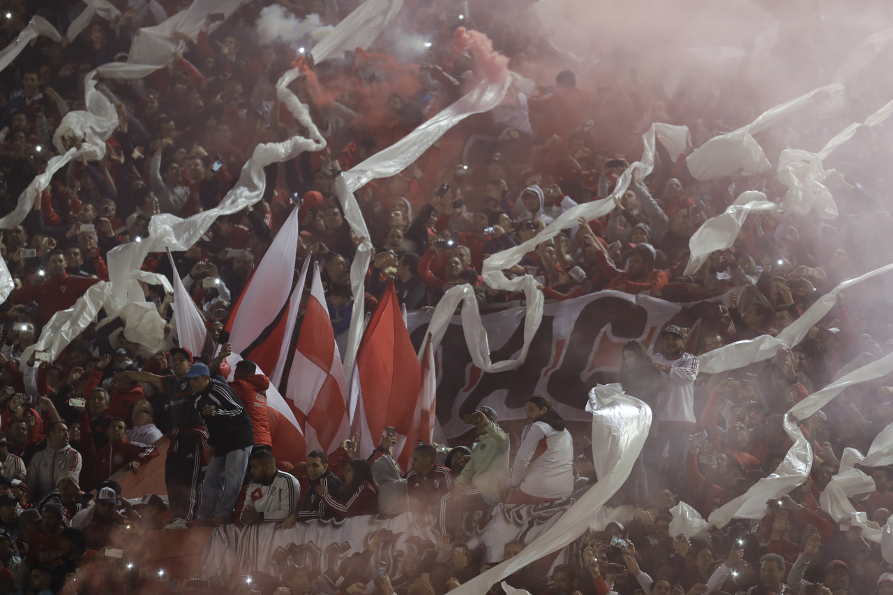 Hinchas de River Plate de Argentina previo al partido contra Gremio de Brasil por las semifinales de la Copa Libertadores, en Buenos Aires, el martes 23 de octubre.