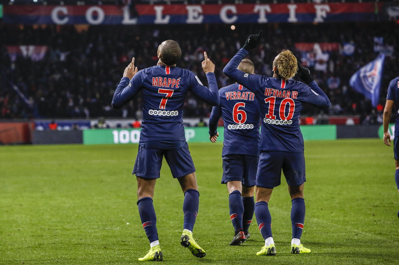 Kylian Mbappé (izquierda) celebra junto a su compañeros Neymar Jr. y Marco Verratti durante el partido de ayer.