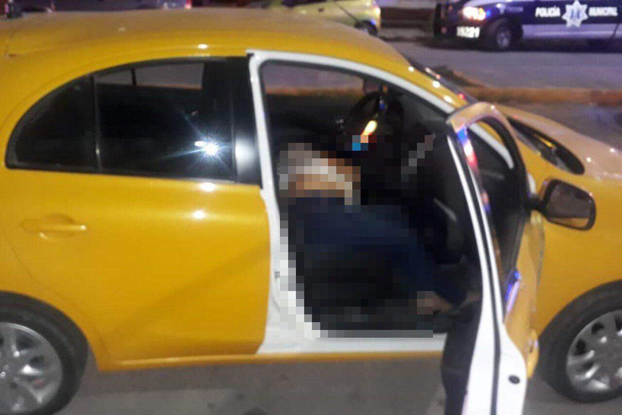 Fallecida. El cuerpo de la mujer quedó en el asiento del copiloto de un taxi color amarillo. (EL SIGLO DE TORREÓN) 