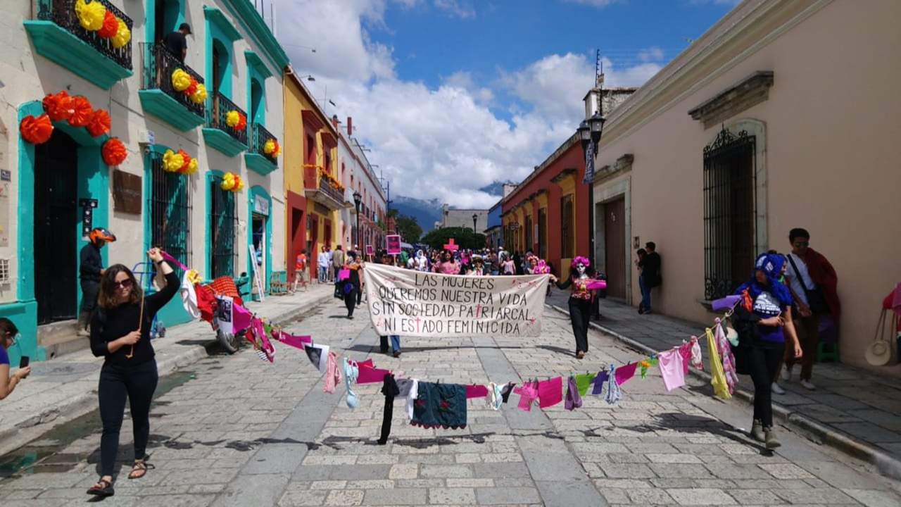 'Las mujeres queremos nuestra vida, sin sociedad patriarcal, ni estado feminicida', 'Oaxaca es un cementerio de muerta', 'Estado feminicida', 'Ni una muerta más', fueron algunas de las consignas escritas en mantas, cartulinas y cruces que abanderaron la manifestación. (ESPECIAL)