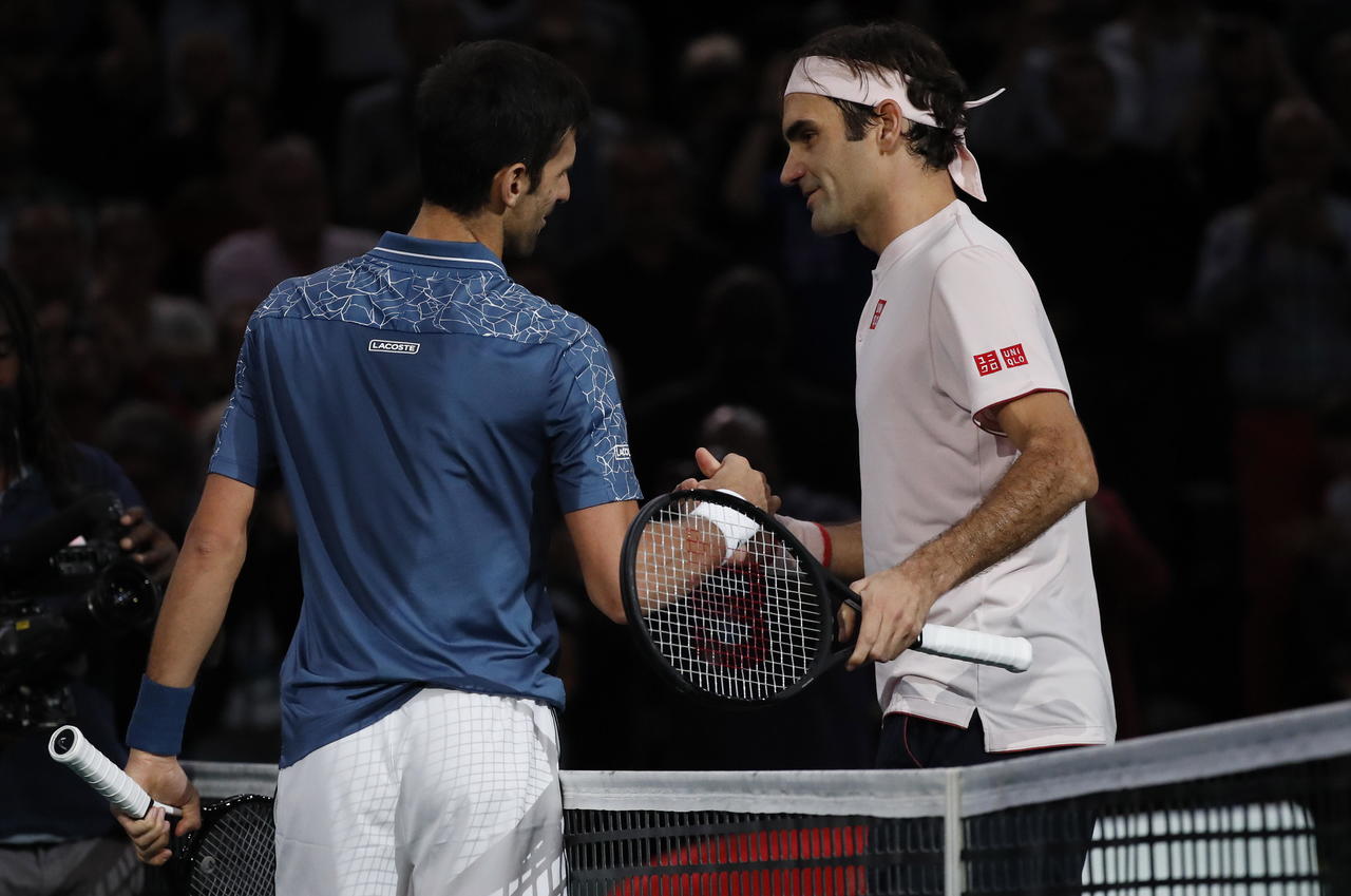 Novak Djokovic (i) derrotó 7-6, 5-7, 7-6 a Roger Federer para avanzar a la final del torneo.