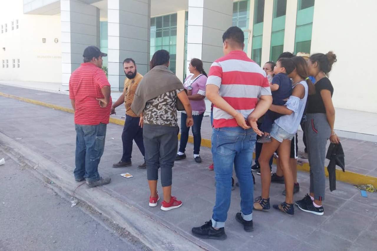 Protesta. Cerraron el paso vehicular frente a la Fiscalía de Coahuila en Torreón por un lapso de casi quince minutos.