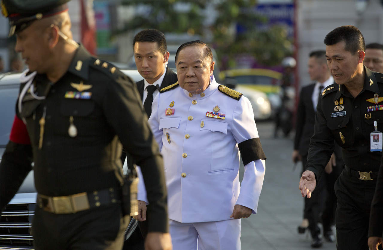 El viceprimer ministro tailandés, Prawit Wongsuwan (c) llega al funeral de Vichai Srivaddhanaprabha en un templo budista en Bangkok.