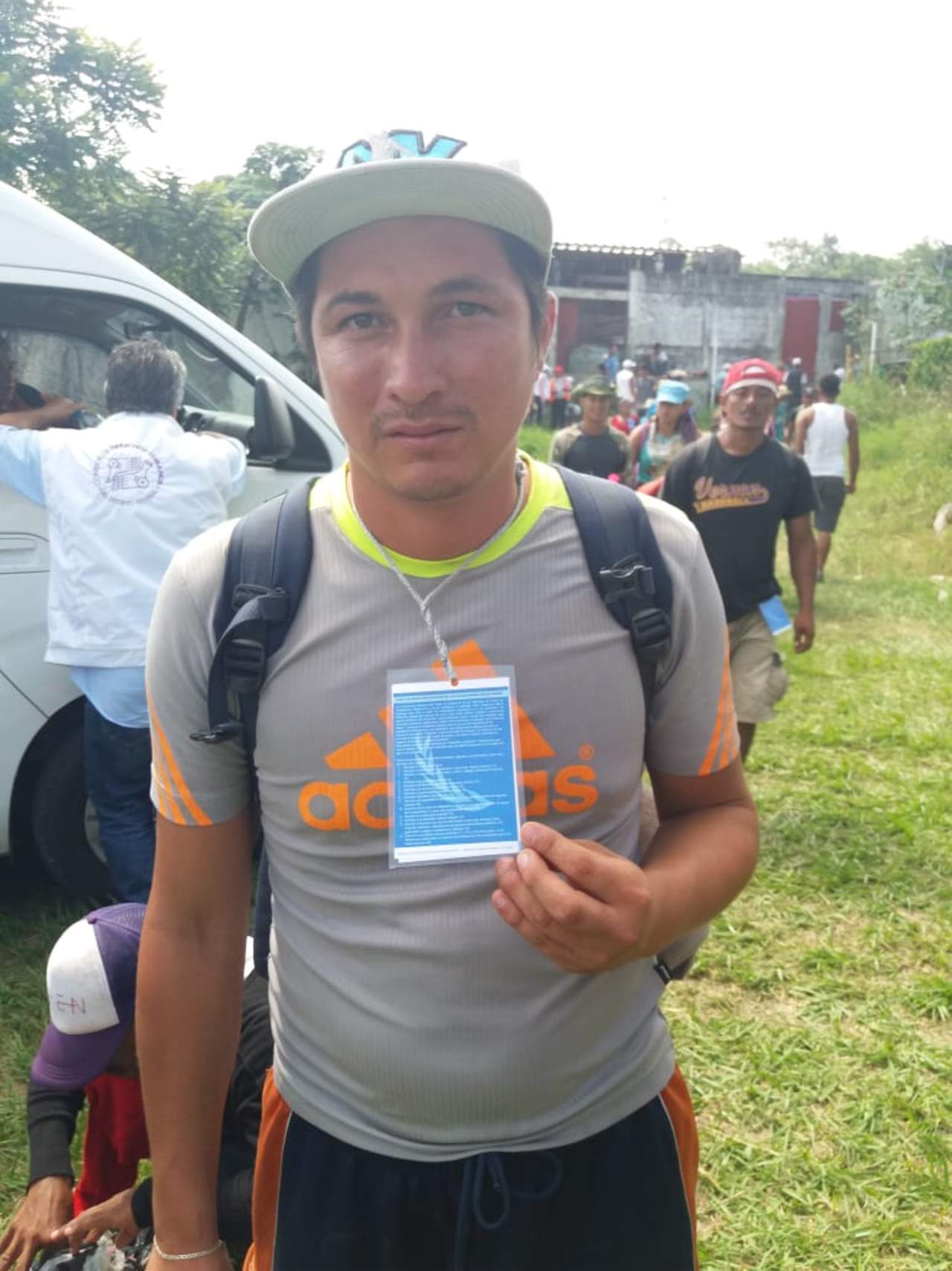 Un migrante hondureño muestra la tarjeta que un miembros del servicio humanitario de Naciones Unidas le entregó sobre sus derechos como migrante. (Cortesía: Hans.Maximo Musielik)

