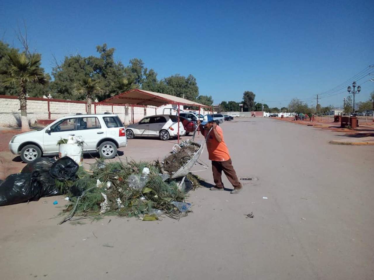 El encargado del camposanto, Humberto Silva Muela, coordinó las acciones en las que participan varias áreas como; Servicios Públicos, Imagen Urbana, Parques y Jardines, Limpieza, entre otros.
