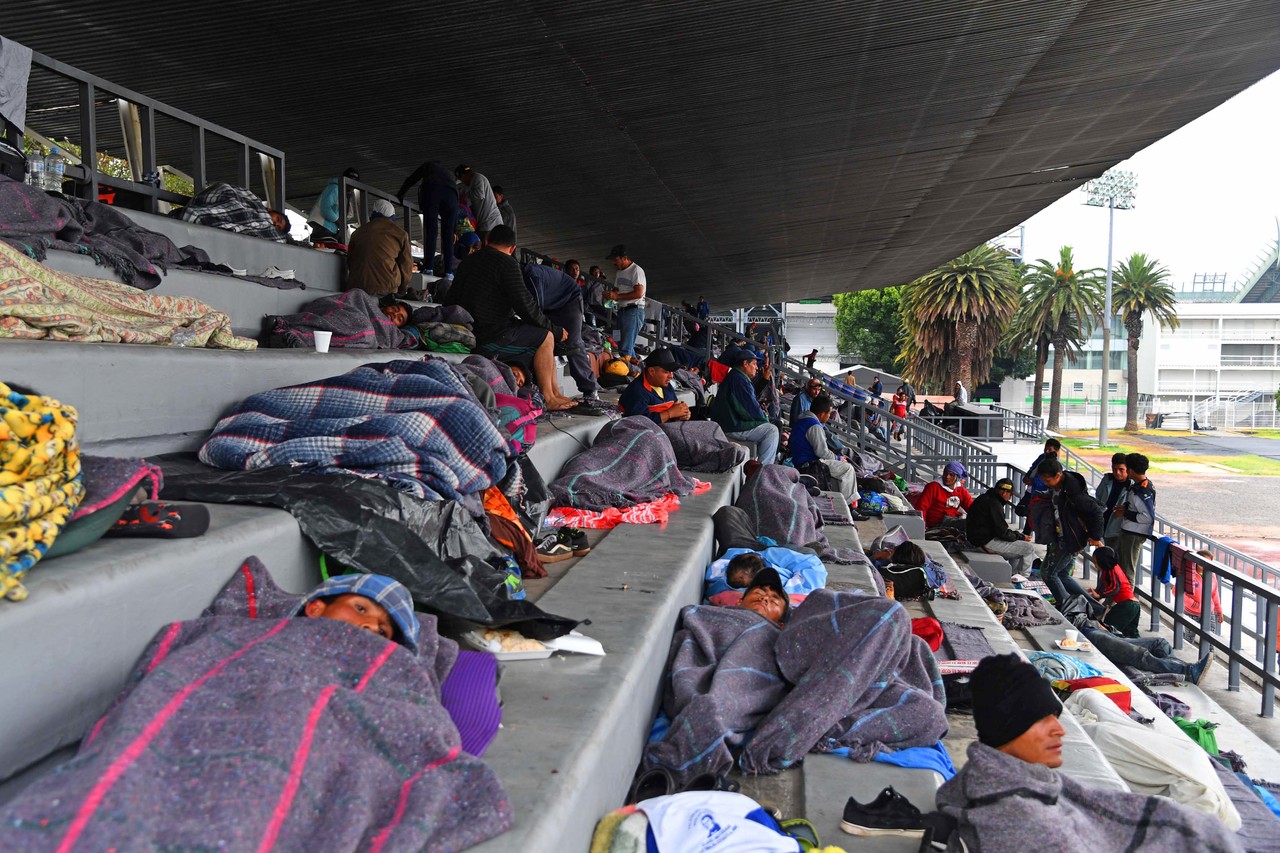Esperan más. Hasta el momento, han llegado 470 integrantes de la Caravana Migrante al Estadio 'Jesús Martínez Palillo', en Iztacalco, habilitado como albergue. (EL UNIVERSAL)