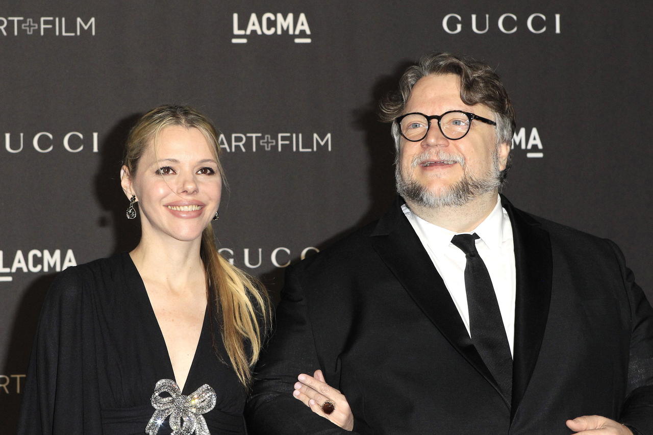 Discurso. Guillermo del Toro llegó a la ceremonia acompañado de su novia Kim Morgan; agradeció el reconocimiento. (ARCHIVO)