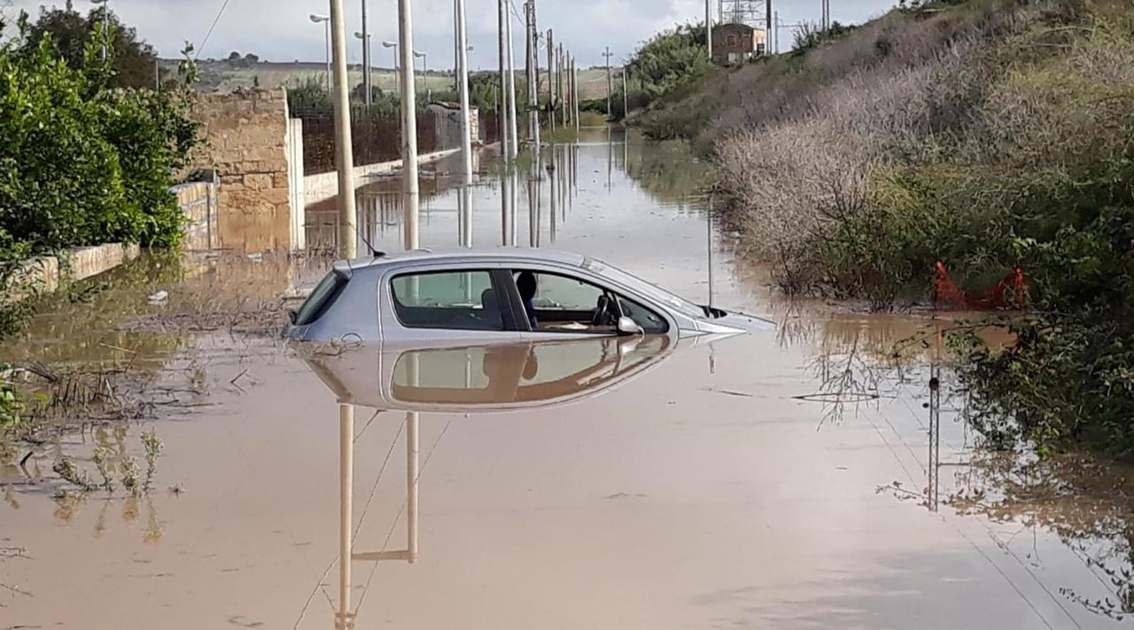 Afectados. Un coche semihundido en el agua que anega una calle tras las fuertes tormentas registradas en Catania, Sicilia. (EFE)