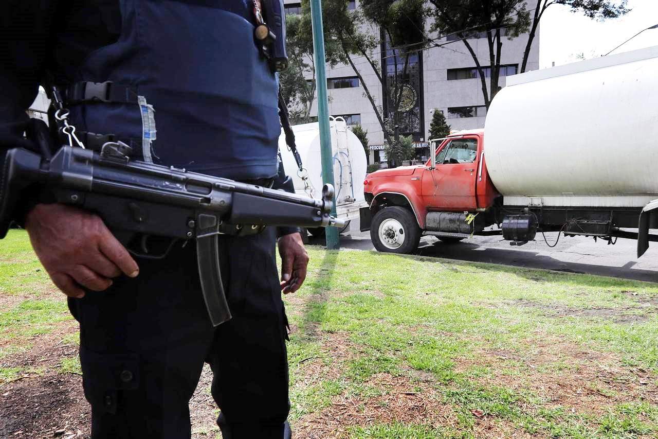 El robo de autos-tanques de Petróleos Mexicanos (Pemex), utilizados para transportar productos refinados como gasolinas y diésel a estaciones de servicio, se está convirtiendo en un problema serio para la empresa petrolera. (ARCHIVO)