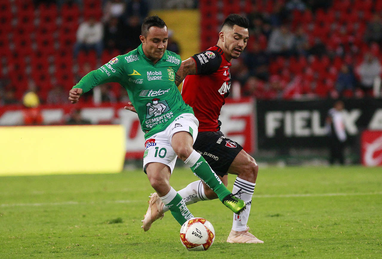 Luis Montes disputa un balón contra Lorenzo Reyes dentro del partido de la jornada 15 de Liga MX. (Jam Media)