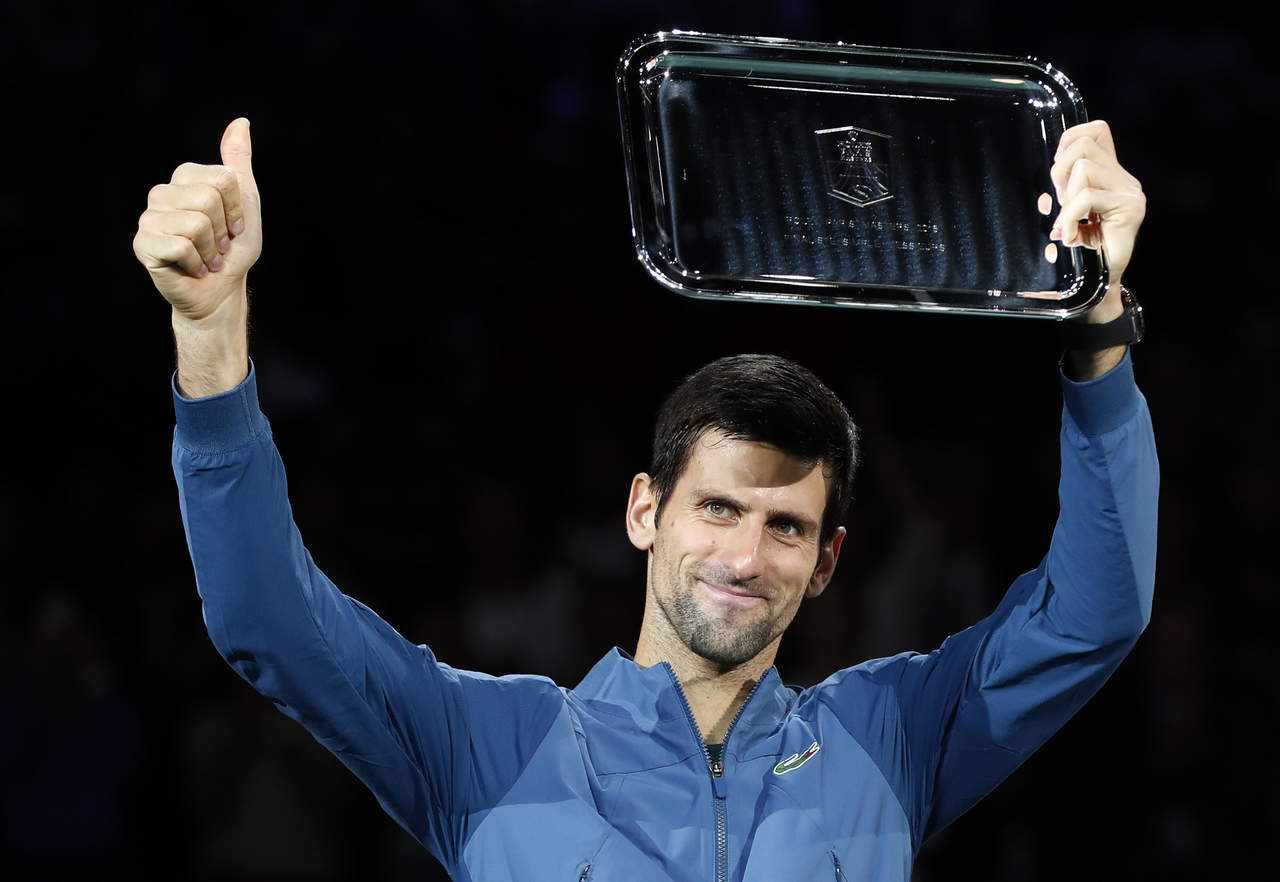Pese a caer derrotado el domingo en el Masters 1000 de París, el tenista serbio se hizo del primer lugar en el ránking de la ATP.