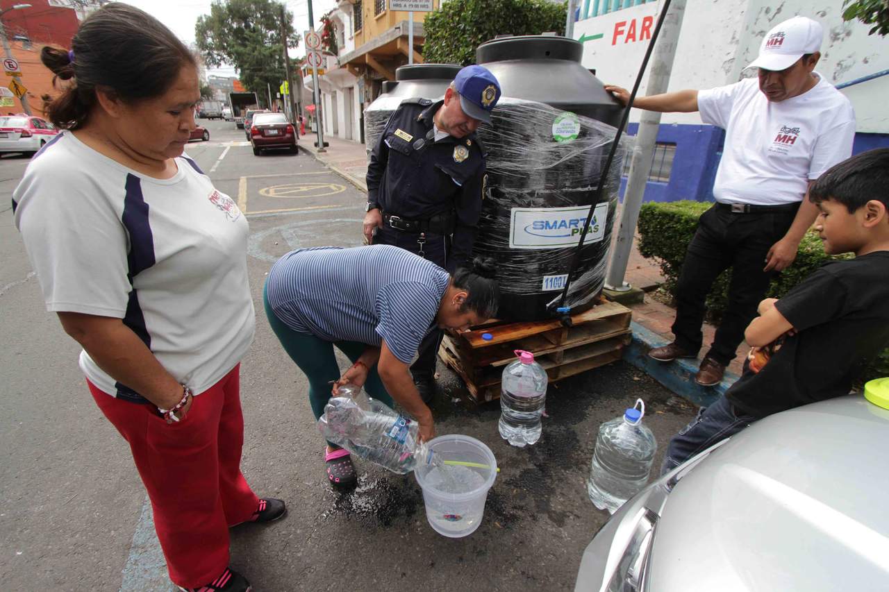 Un corte de agua que ha afectado a millones de hogares y negocios en la Ciudad de México desde la semana pasada durará dos días más de lo planeado, anunciaron el lunes las autoridades. (ARCHIVO)