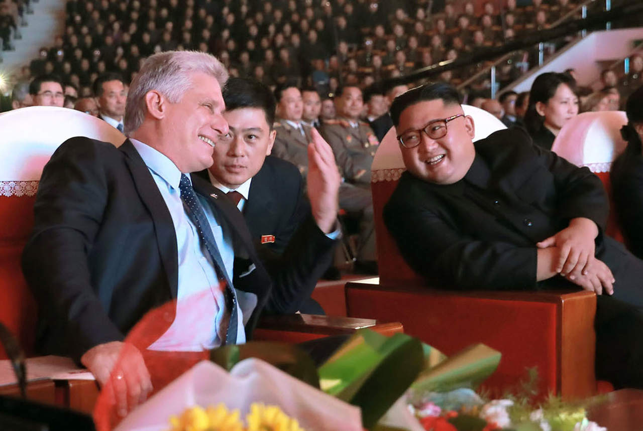 Ambos líderes trataron 'las situaciones de los respectivos países' e intercambiaron 'opiniones francas y sinceras' sobre 'la situación de la península coreana y las relaciones internacionales', informó KCNA. (AP)