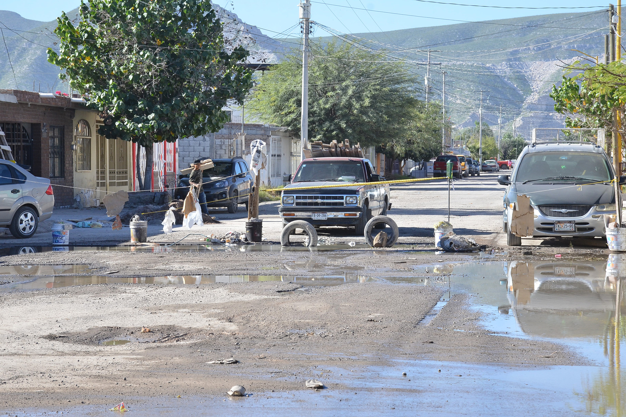 Olores. Varias calles de la colonia Rincón La Merced presentan este aspecto por los brotes de aguas negras. Simas va a desazolvar. (FERNANDO COMPEÁN)
