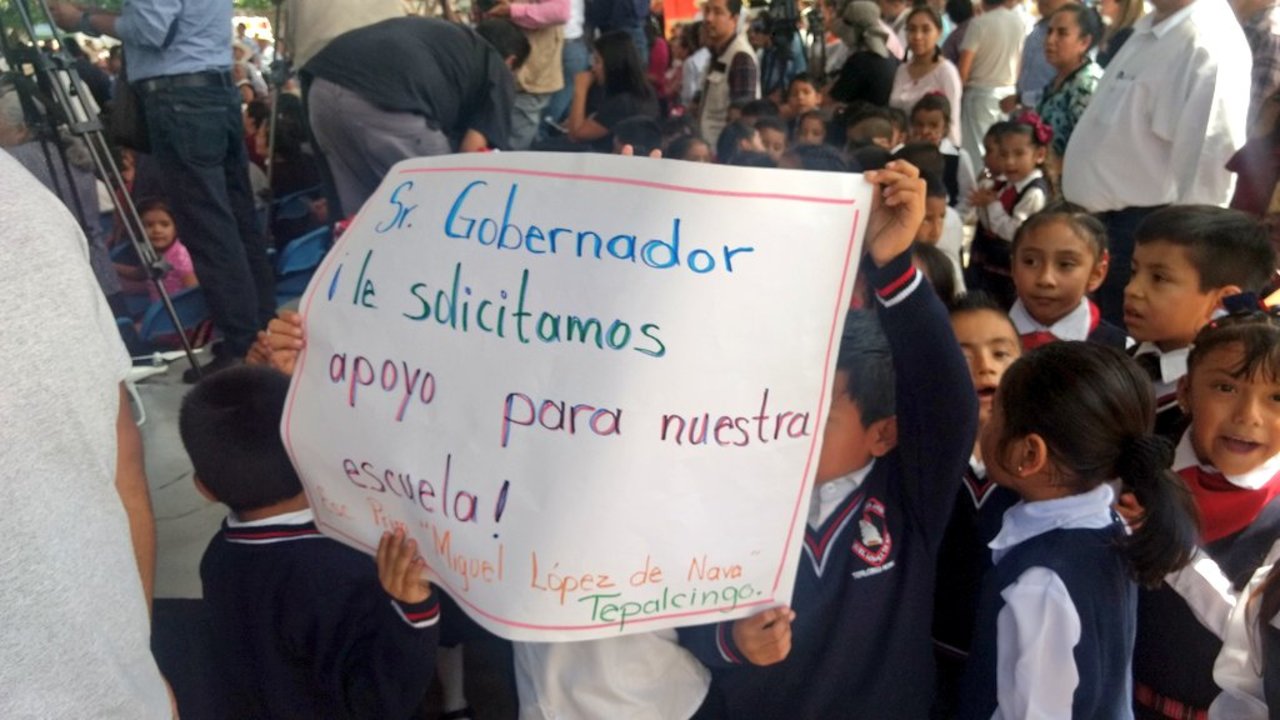Protesta. Cuauhtémoc Blanco fue recibido en Tepalcingo por docenas de niños que coreaban '¡Queremos escuelas!'. (TWITTER)
