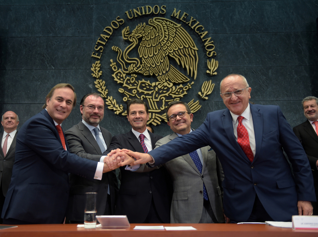 Equipo. Enrique Peña Nieto junto al equipo negociador del Acuerdo Comercial con EU y Canadá. (NOTIMEX)
