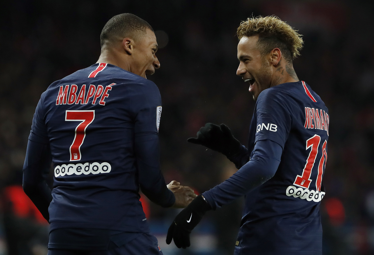 Kylian Mbappé y Neymar, del París Saint Germain, festejan durante un encuentro de la liga francesa ante Lille.