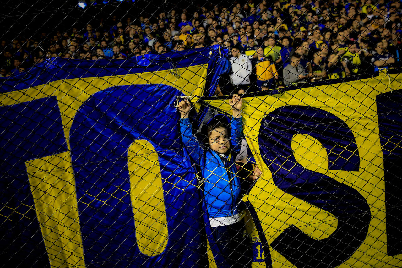 Hinchas de Boca Juniors esperan durante un partido de semifinal de la Copa Libertadores, entre el Boca Juniors argentino y el Palmeiras Brasileño, en el estadio La Bombonera, en Buenos Aires.