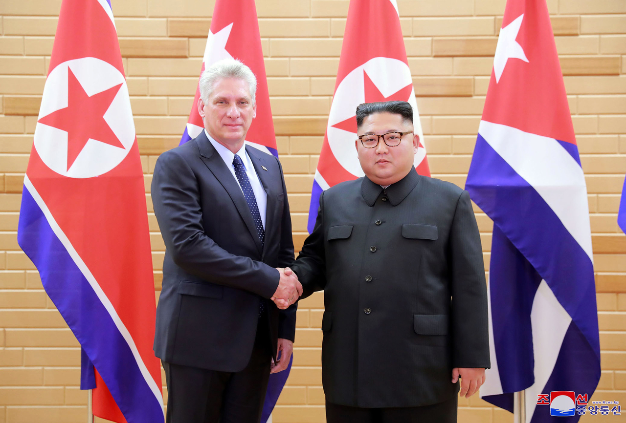 Reunión. El presidente cubano, Miguel Díaz-Canel y el líder norcoreano, Kim Jong-un mantuvieron una reunión ayer. (AP)