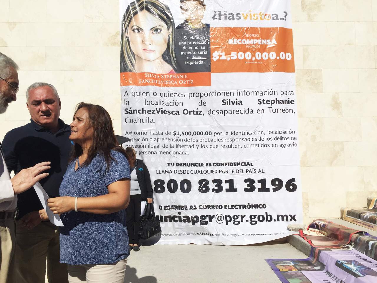 Un año más. Sus padres Óscar Sánchez- Viesca y Silvia Ortiz, frente a la lona con el rostro de Fanny. (FERNANDO COMPEÁN)