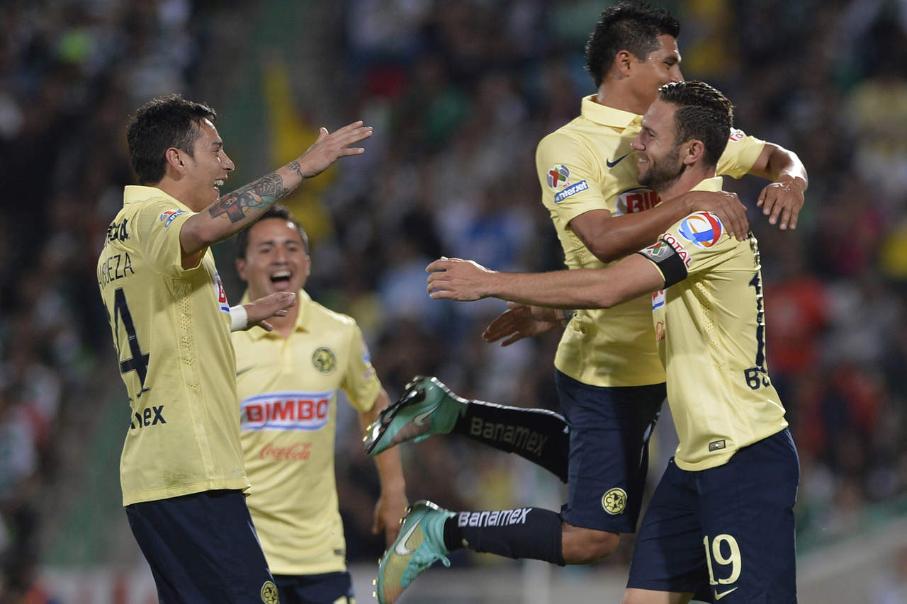 Miguel Layún festejó con sus compañeros del América tras marcar cuatro goles ante Santos en Torreón. (Jam Media)