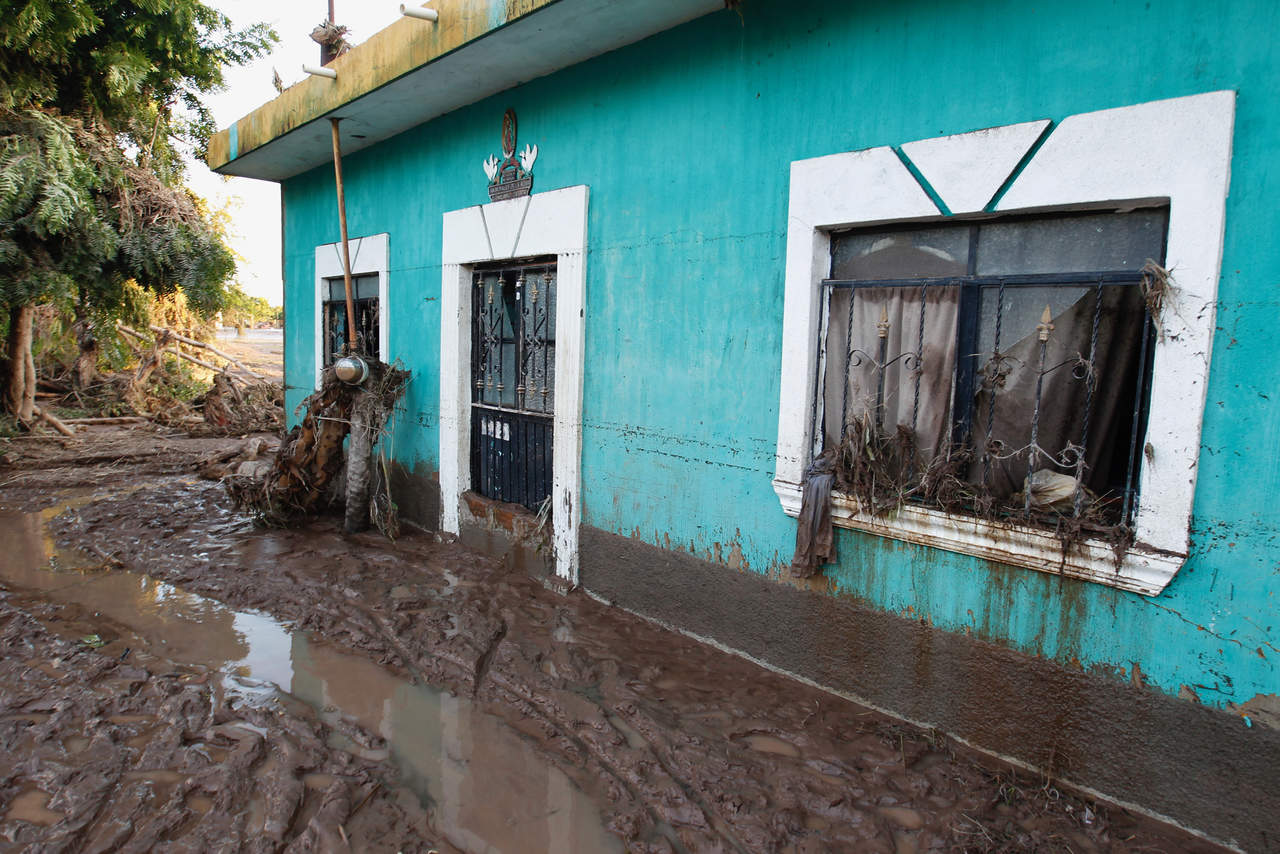 Aspectos de la comunidad de Los Sandovales y de la Carretera Acaponeta-Tecuala después del desbordamiento del Río Acaponeta el cual afectó a toda la comunidad tras el paso del huracán Willa en Nayarit. (NOTIMEX)