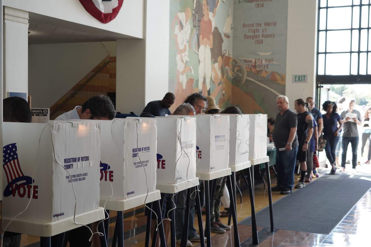También han clausurado sus puertas los centros electorales de Michigan, Dakota del Sur y Texas. (EFE)