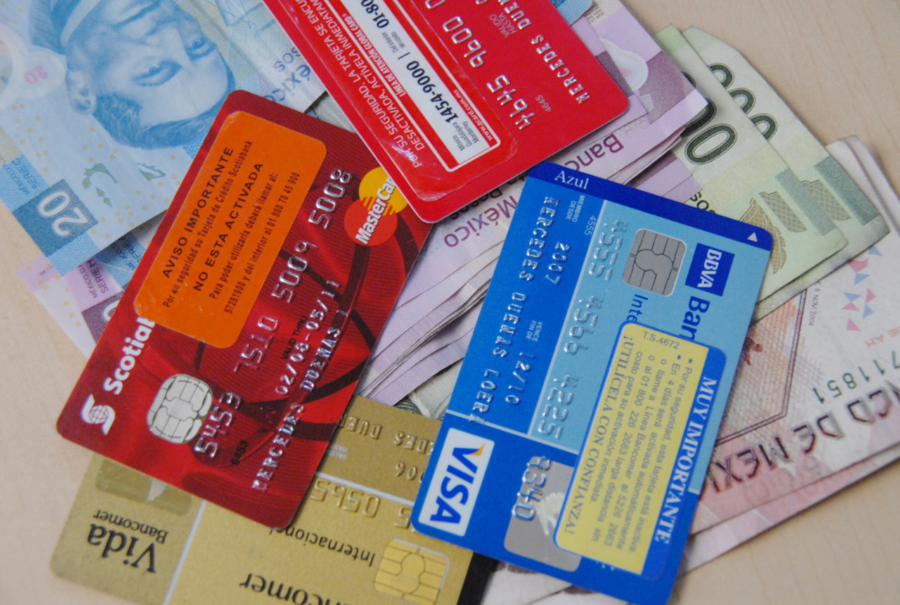 Intereses. Sugieren a usuarios hacer buen uso de su tarjeta de crédito y revisar los intereses que cobran por prestar. (ARCHIVO)