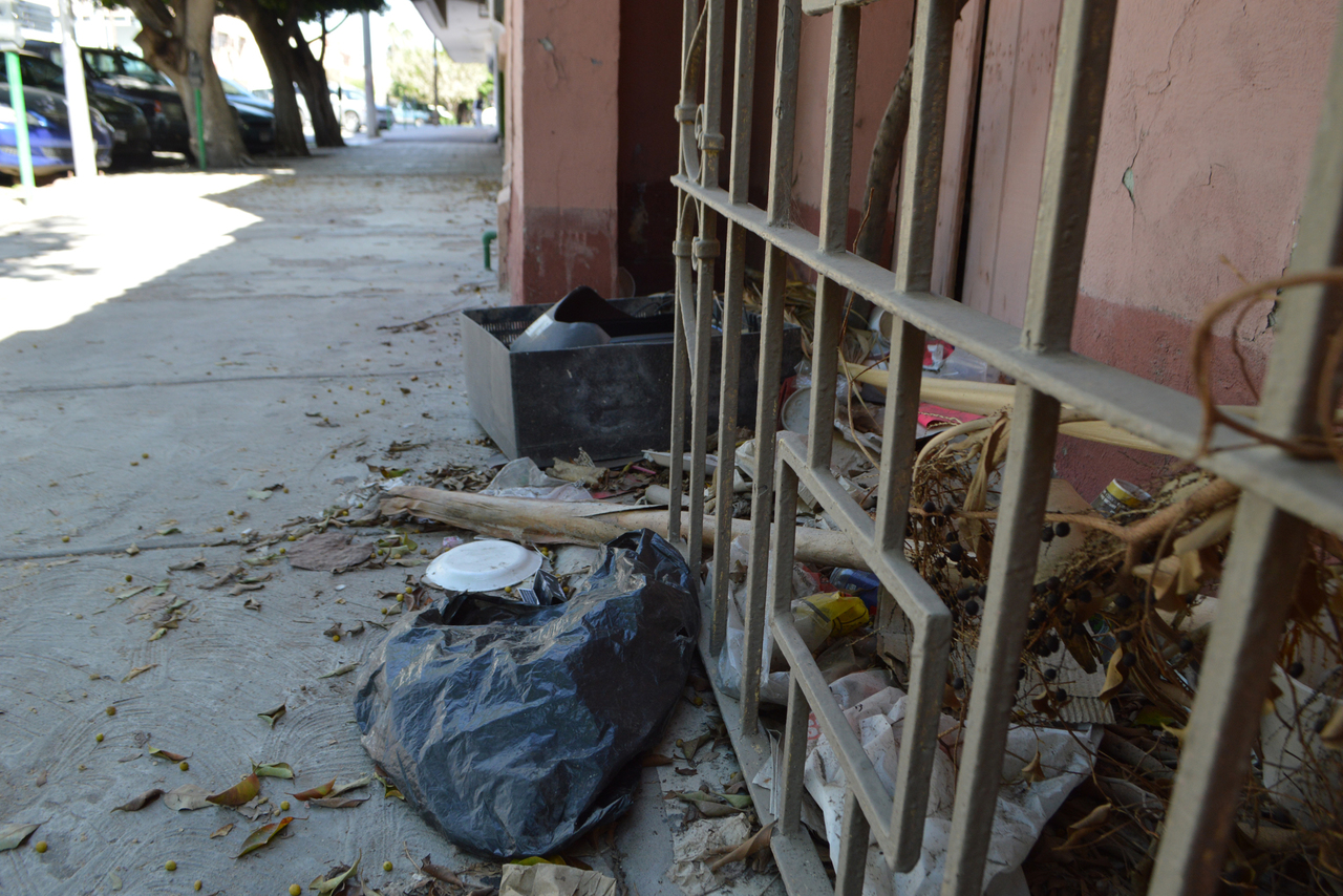 Desechos. A pesar de modificaciones en horarios de recolección de basura, banquetas del Centro siguen concentrando desechos. (ROBERTO ITURRIAGA)